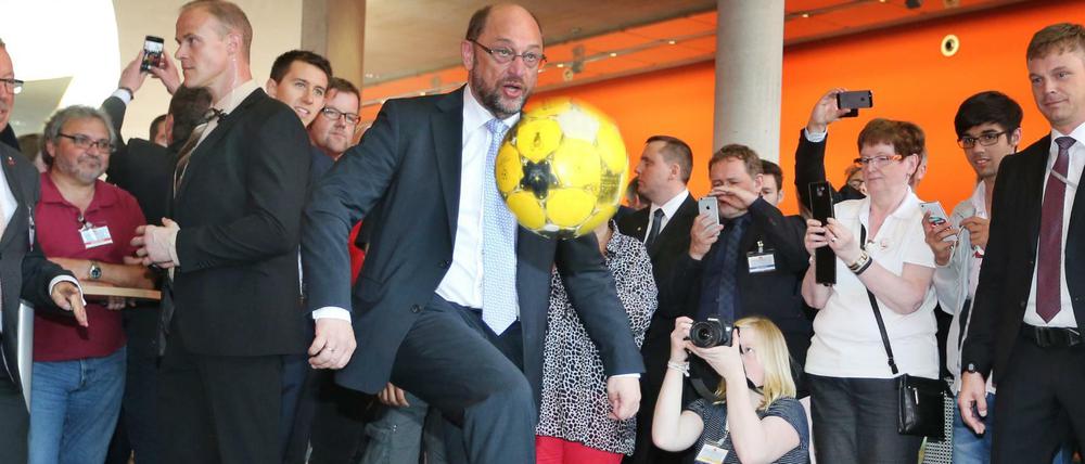 Immer schön den Ball flach halten: SPD-Chef Martin Schulz zeigt auf dem Parteitag der Bayern-SPD, was er drauf hat.