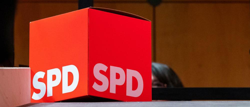 Eine Wahlurne beim Landesparteitag der SPD in Bayern, im Hintergrund ein Notausgangsschild.