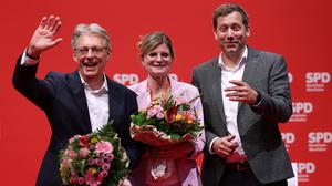 Achim Post (l-r) und Sarah Philipp stehen nach der Wahl für den Vorsitz der nordrhein-westälischen SPD mit dem SPD-Bundesvorsitzenden auf der Bühne beim SPD-Landesparteitag.