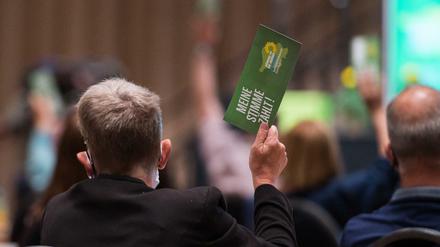 Eine Delegierte stimmt bei dem Landesparteitag von Bündnis 90/Die Grünen an der Saar ab.