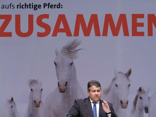 Der Bundesvorsitzende der SPD, Sigmar Gabriel, spricht am 09.04.2016 während des Landesparteitages der SPD in Braunschweig
