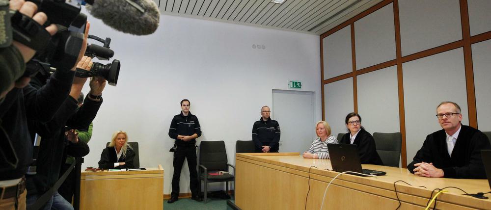 Vor der Urteilsverkündung im "Tempelbomber"-Prozess im Gerichtssaal in Essen.