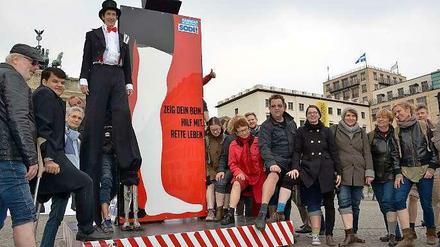 Mit einer Aktion am Brandenburger Tor in Berlin erinnern Aktivisten an die Opfer von Landminen. 