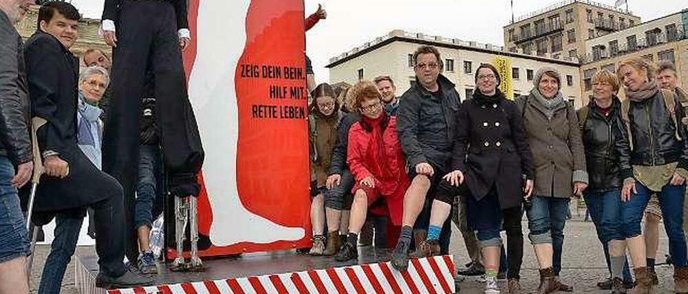Mit einer Aktion am Brandenburger Tor in Berlin erinnern Aktivisten an die Opfer von Landminen. 