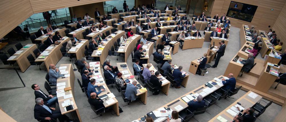 Abgeordnete nehmen an einer Plenarsitzung im Plenarsaal des Landtags von Baden-Württemberg teil. 