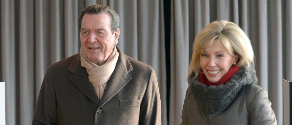 Alt-Bundeskanzler Gerhard Schröder und seine Frau Doris Schröder-Köpf (beide SPD) geben am 20.01.2013 in Hannover (Niedersachsen) ihre Stimmen für die Landtagswahl 2013 in Niedersachsen ab