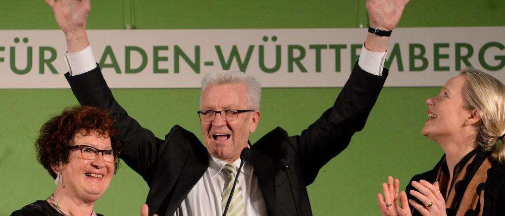 Der Ministerpräsident von Baden-Württemberg, Winfried Kretschmann, jubelt.