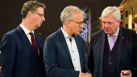 Zwischen SPD (hier Spitzenkandidat Thorsten Schäfer-Gümbel) und CDU (rechts Ministerpräsident Volker Bouffier) stehen die Grünen in Person von Tarek Al-Wazir.