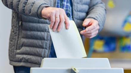 Ein Wähler in einem Wahllokal im hessischen Offenbach