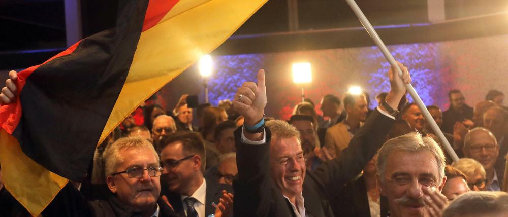 AfD-Anhänger jubeln nach den ersten Prognosen bei der Wahlparty zur hessischen Landtagswahl.