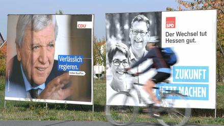 Hessische Wahlplakate der beiden Spitzenkandidaten Volker Bouffier (CDU, l) und Thorsten Schäfer-Gümbel, Landesvorsitzender der SPD. 
