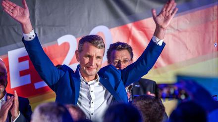 Björn Höcke, Spitzenkandidat der AfD bei der Landtagswahl in Thüringen, lässt sich bei der Wahlparty von seinen Anhängern feiern.