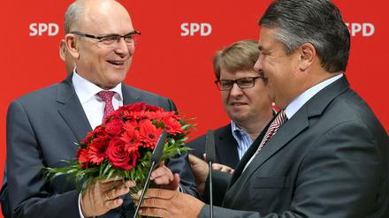 Rote Nelken und Rosen für den Wahlsieger aus Mecklenburg-Vorpommern: Sigmar Gabriel (rechts) und Erwin Sellering
