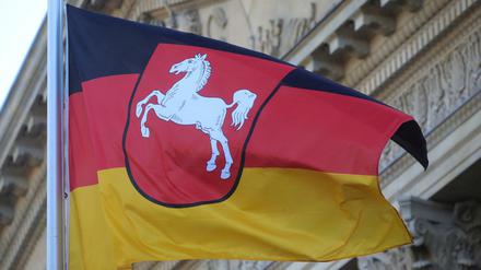 Eine Niedersachsenfahne vor dem Landtag in Hannover.