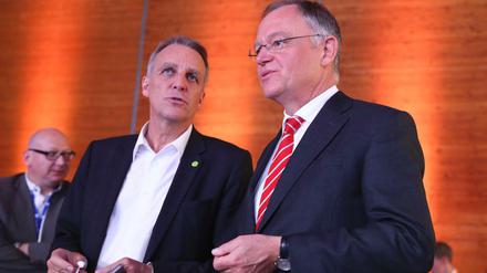Niedersachsens Ministerpräsident Stephan Weil (SPD, r) und Niedersachsens Umweltminister Stefan Wenzel (Grüne). 