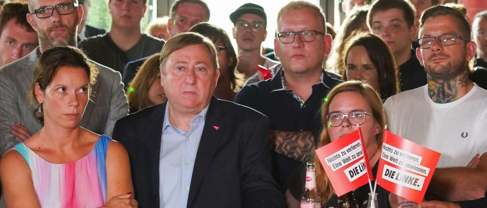 Sachsen, Dresden: Antje Feiks (l), Politikerin Die Linke in Sachsen, steht neben Anhängern und Parteimitgliedern der Linken auf der Wahlparty nach Bekanntgabe der ersten Ergebnisse zur Landtagswahl in Sachsen.