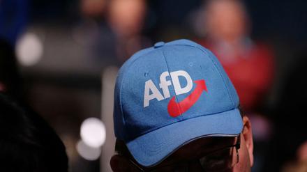 Ein Anhänger der Alternative für Deutschland trägt eine AfD-Kappe.