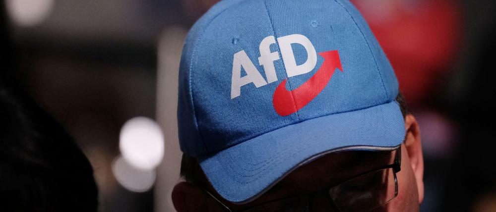 Ein Anhänger der Alternative für Deutschland trägt eine AfD-Kappe.