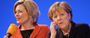 Bundeskanzlerin Angela Merkel (CDU, r) und die rheinland-pfälzische CDU Landesvorsitzende Julia Klöckner (l). 