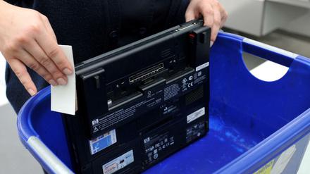 Aus Angst vor Terroranschlägen wird auch die britische Regierung die Mitnahme von Laptops im Handgepäck einschränken.