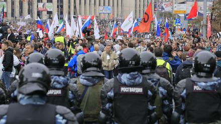 Das Volk und die Machtorgane: Einsatzkräfte gegenüber der Demonstrantenmenge in Moskau. 