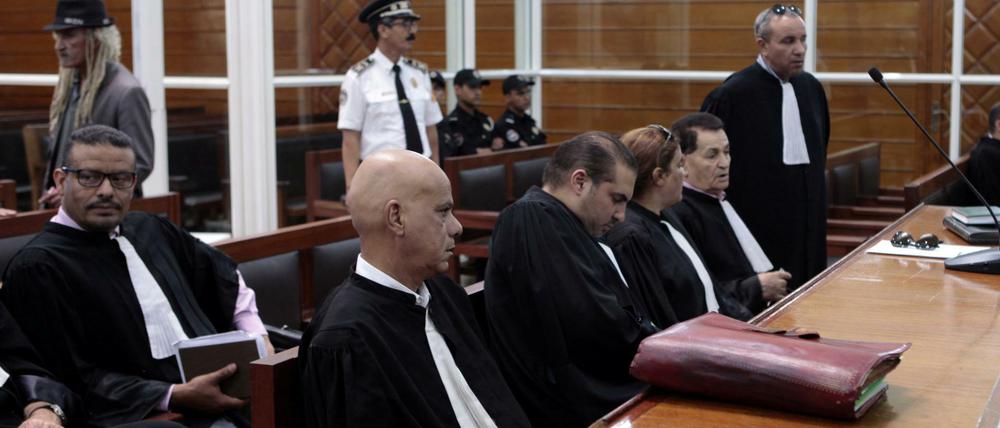 Anwälte im Gerichtsraum in Salé warten auf die Angeklagten.