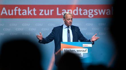 Friedrich Merz hält auf einer Wahlkampfveranstaltung in Nordrhein-Westfalen eine Rede.