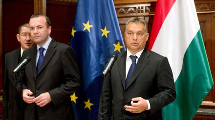 Viktor Orban (rechts) stört die Wahlkampagne des EVP-Spitzenkandidaten Manfred Weber