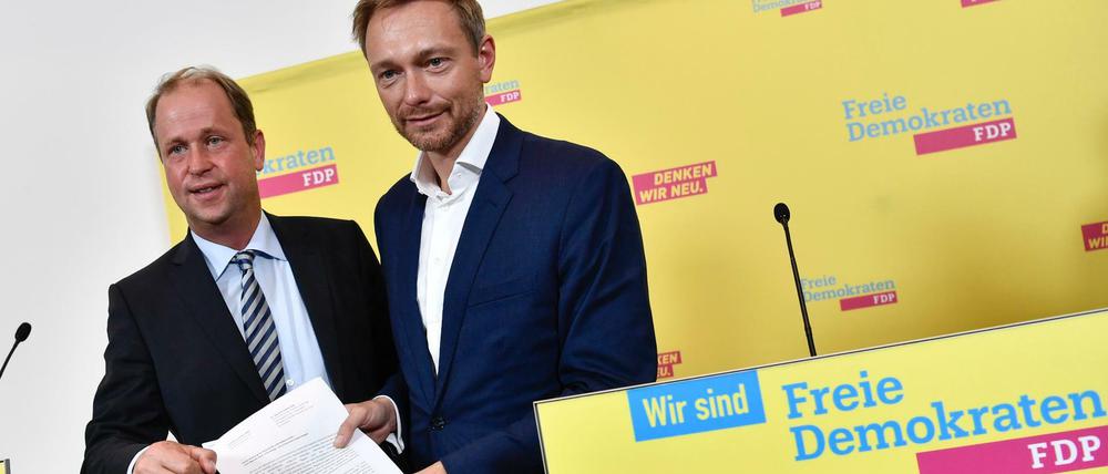 Integration und Migration auf liberal: FDP-Chef und Spitzenkandidat Christian Lindner (rechts) und sein Parteifreund, Minister Joachim Stamp, präsentieren die Eckpunkte der Partei. 