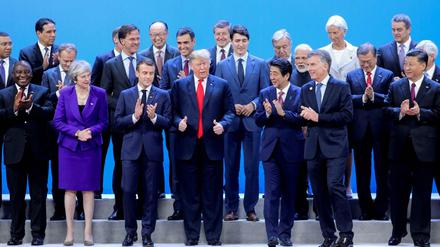 Die Anführer der G-20-Staaten gruppieren sich für das Familienfoto, nur Kanzlerin Angela Merkel fehlt. 