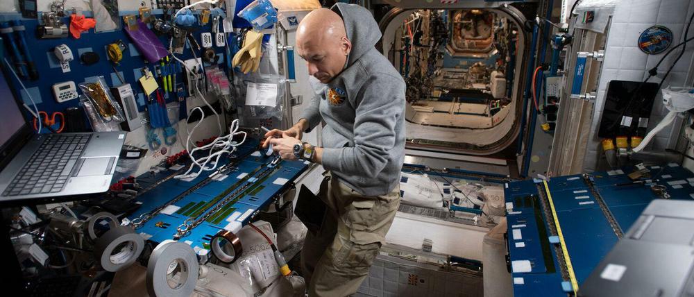 Der Astronaut Luca Parmitano bei der Vorbereitung des Spacewalks.