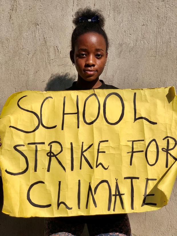 Nach dem Vorbild von Greta Thunberg: Seit mehr als 140 Wochen streikt die Schülerin Leah Namugerwa in Ugandas Hauptstadt Kampala fürs Klima.