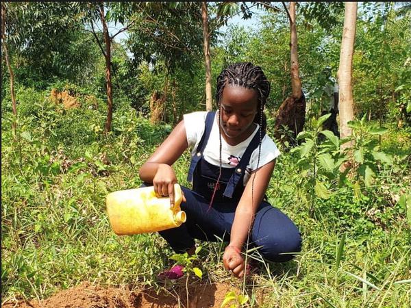 Leah Namugerwa aus Uganda will in den nächsten zehn Jahren eine Millionen Setzlinge pflanzen, um den Klimawandel zu bekämpfen