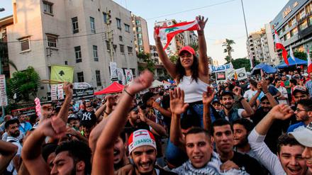 Auch in Sidon wird der Rücktritt der Regierung gefeiert.