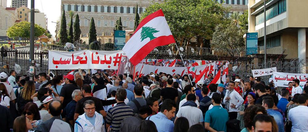 Am Nationalfeiertag des Libanon proestierten libanesische Aktivisten vor dem Regierungspalast in Beirut. Sie verlangten von der Regierung, die Probleme des Landes anzupacken, endlich für eine Präsidetenwahl zu sorgen und ein neues Parlament zu wählen. Am 22. November 1943 endete das französische Mandat über Libanon. 