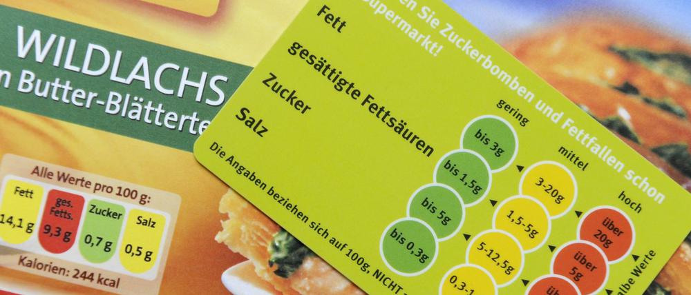 Eine Tabelle in Scheckkartenform mit der Ampel-Kennzeichnung für Lebensmittel liegt bei einer Pressekonferenz zur Nährwertkennzeichnung auf einer Nahrungsmittelverpackung.