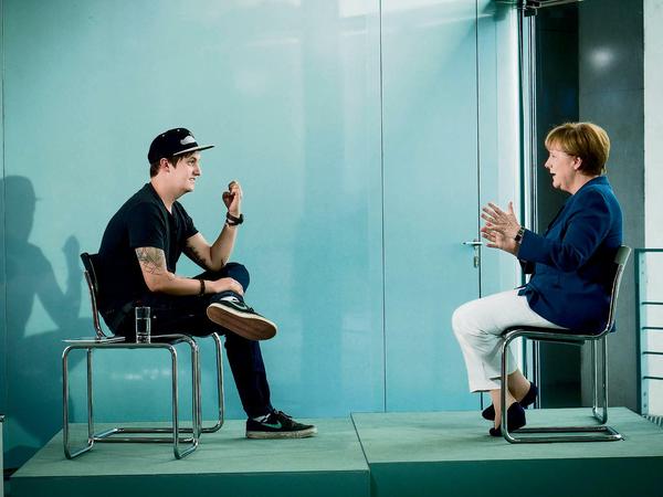 Bundeskanzlerin Angela Merkel im Interview mit Florian Mundt alias LeFloid im Jahr 2015.