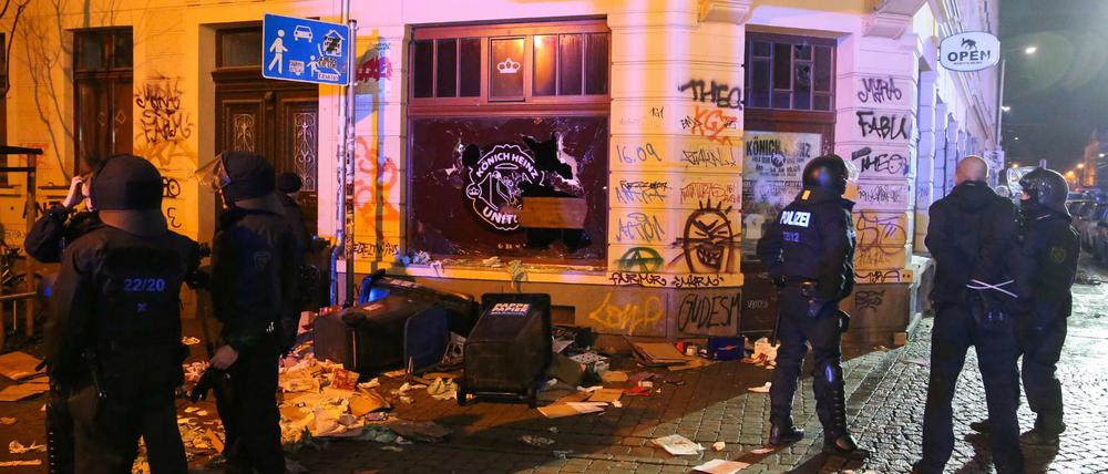 Rund 250 vermummte Hooligans randalierten 2016 im Leipziger Stadtteil Connewitz.