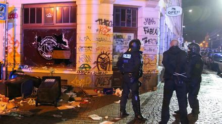 Ein ganzer Stadtteil wurde verwüstet. Rund 250 vermummte Hooligans randalierten am 11. Januar 2016 in Leipzig-Connewitz. 