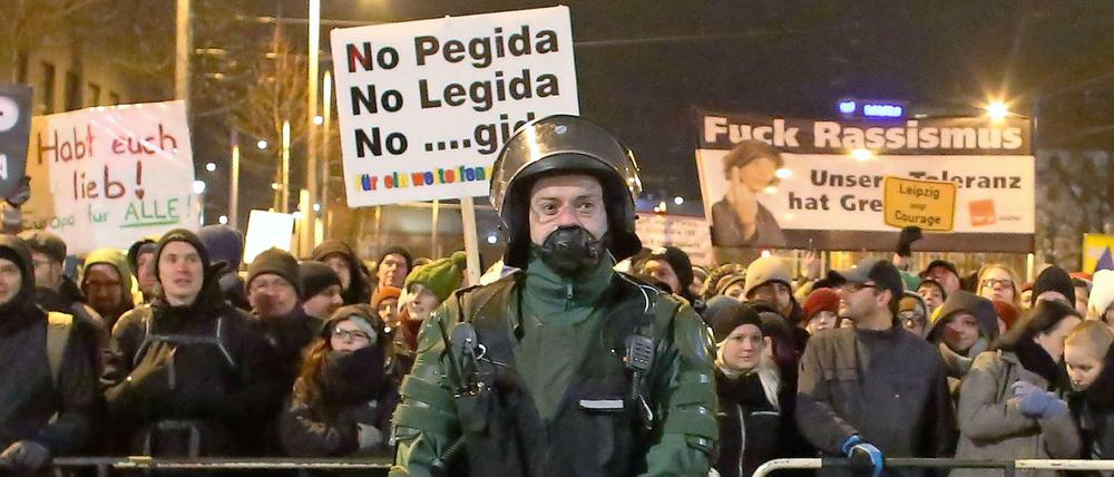 Proteste gegen "Legida" hinter einer Absperrung durch die Polizei.