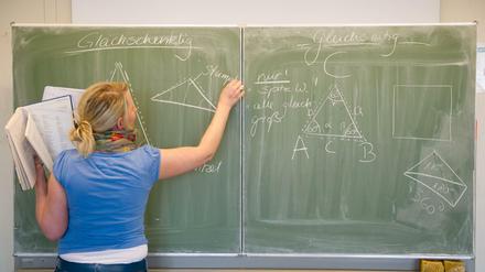 Eine Lehrerin unterrichtet Mathe.