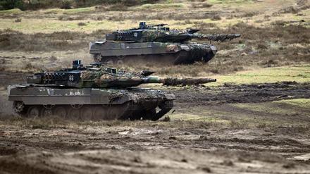 Zwei Leopard-Panzer bei einer Übung.