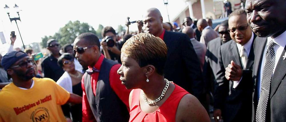 Die Mutter des getöteten 18-Jährigen Michael Brown, Lesley McSpadden, auf dem Weg zum Trauergottesdienst für ihren Sohn in St. Louis. 