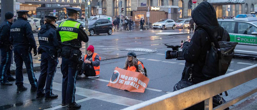 Drei Aktivisten der „Letzten Generation“ blockieren in München eine Straße gegenüber des Hauptbahnhofs (Symbolbild).