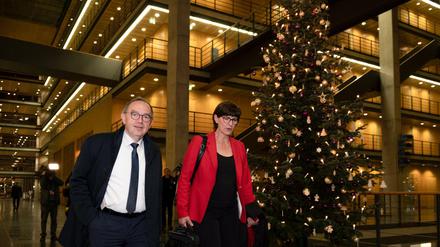 Die SPD-Vorsitzenden Norbert Walter-Borjans und Saskia Esken bei der Ankunft zum Treffen mit den Unions-Vorsitzenden.
