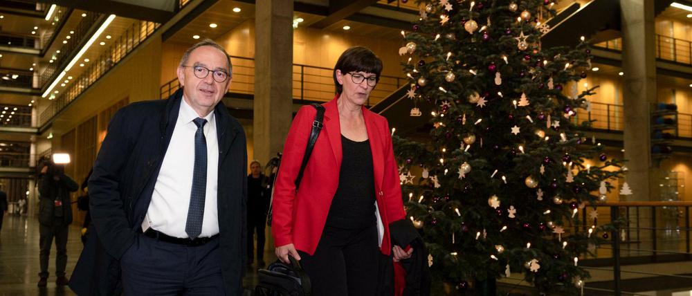 Die SPD-Vorsitzenden Norbert Walter-Borjans und Saskia Esken bei der Ankunft zum Treffen mit den Unions-Vorsitzenden.