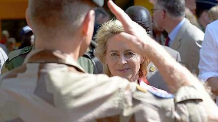 Verteidigungsministerin Ursula von der Leyen besucht Soldaten in Mali.