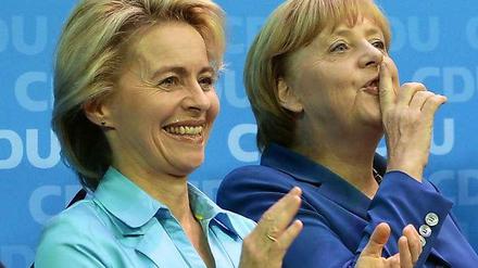 Keine unkomplizierte Beziehung: Ursula von der Leyen (links) und ihre Kanzlerin Angela Merkel (CDU). 