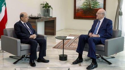 Nadschib Mikati (r), Ministerpräsident des Libanon, spricht mit Michel Aoun, Präsident des Libanon.