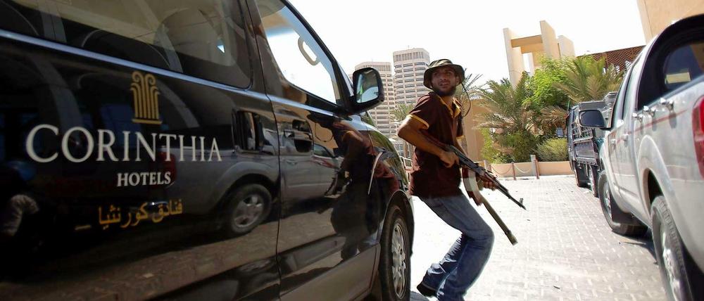 Dieses Foto zeigt einen bewaffneten Rebellen auf dem Gelände des Corinthia Hotels.